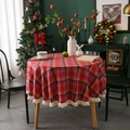 Nappe ronde à carreaux rouges avec glands blancs dans un décor festif de Noël - 140*220cm / Carreaux de Noël Rouges Avec Glands Blancs