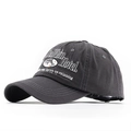 Détail de la broderie 3D Dolphin Hotel sur une casquette en coton gris délavé - Gris