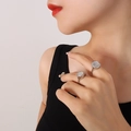 Minimalistischer Silberring mit weißer Muschel und goldener Schleifendetail - US 6 / Stahlfarbe