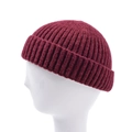 Gros plan sur un bonnet en maille bordeaux foncé avec texture côtelée et bord replié - Taille unique / Bordeaux