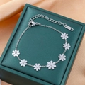 Elegant silver daisy bracelet with white flowers and K18 engraving on O-chain link - Bracelet / Silver