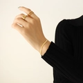 Bracciale a catena serpente dorata e set di anelli minimalisti indossati da modella - Larghezza 3mm Lunghezza 16+5cm (5423)