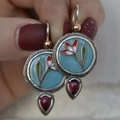 Orecchini pendenti in smalto blu vintage con motivi floreali e gocce di rubino rosso - Fiore Smaltato Blu Chiaro