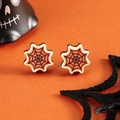 Detailansicht der Halloween-Spinnennetz-Ohrstecker mit rustikaler Holztextur-Oberfläche - Spinnennetz