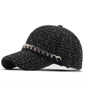 Schwarze Tweed-Baseballkappe mit silbernen Glitzerfäden und dekorativer Goldkette - Verstellbar / Schwarz