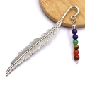 Segnalibro a piuma in metallo argento con sette perle di cristallo naturale colorate su legno - Piuma d'argento con 7 perle chakra