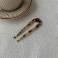 Detail of tortoise shell U-shaped hair fork with elegant acetate leopard pattern - Light Tortoiseshell