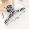 Détail de la pince à cheveux en tissu à carreaux noir et blanc avec dimensions - Carreaux noir et blanc