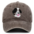Détail de la broderie Bouvier Bernois sur une casquette en coton marron délavé - Café