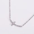 Collier croix latérale en argent avec strass blancs et chaîne délicate pour femme - Couleur Acier