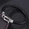 Nahaufnahme von schwarzem Lederarmband mit hufeisenförmigem Verschluss aus Silber - Innenumfang 165mm / Schwarzes Leder [Stahlfarbe]