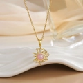 Macro detail van zon en maan hanger in goud met roze opaal en zirkoon op zijde - Roze Opaal Zon en Maan (XL0303B)