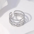 Anillo abierto multicapa plateado con textura de cuentas y detalle de dije de cruz - Color Acero / Abierto Ajustable