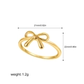 Vue détaillée des boucles d'oreilles nœud en or 18K avec dimensions 21mm x 22mm sur fond blanc - US 7 (T079_2) / Doré