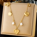 Goldkette mit Schleifen-, Herz-, Kronen- und Perlenanhängern auf Display-Box - Multi-Charm Herz Krone Schleife Halskette (N3329)
