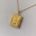 Detalle macro del relicario de libro en oro de 18K con relieve de árbol de la vida y patrón - Árbol de Navidad Dorado (A425-1-70)