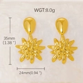 Detailweergave van gouden bloemoorbellen op pluche met afmetingen en gewicht getoond - Matte gouden stralende bloem hanger (#0874)
