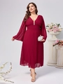 Dettaglio dell'abito lungo a pieghe in chiffon bordeaux con scollo a V e maniche lunghe - 1XL / Borgogna