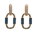 Minimalistische gouden schakeleorbellen met micro-zirkonia en blauwe steentjes op wit - Lichtblauw