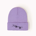Détail du bonnet en maille côtelée lilas avec broderie noire de deux mains d'art - M (56-58cm) / Violet Clair