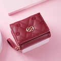 Portefeuille court bordeaux pour femme avec broderie matelassée et logo doré chic - Rouge