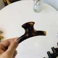 Detail shot of the glossy amber tortoise shell hair claw clip with acetate texture - Medium-8cm / Glossy Light Tortoise