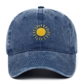 Berretto vintage blu navy lavato con ricamo sole giallo e design retrò invecchiato - Blu navy