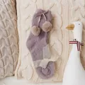 Calcetines suaves lavanda con lazos decorativos y pompones en cojín de punto fino - Talla única / Morado