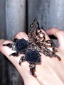Anillo de mariposa ajustable en metal oscuro con dos rosas negras de estilo gótico - Anillo de Mariposa Rosa