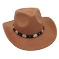 Dettaglio di un cappello da cowboy in feltro color cammello con nastro nero e borchie argento - Cachi (Decorazione Fibbia in Metallo)