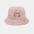 Dettaglio del cappello alla pescatora rosa in peluche con ricamo arcobaleno morbido - Rosa / M (56-58cm)