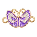 Détail macro du connecteur papillon violet plaqué or avec des ailes à paillettes - Papillon à Bord Violet
