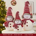 Lot de 3 poupées bonhommes de neige de Noël en tailles 45cm, 50cm et 70cm avec bonnets rouges - 45/50/70cm / Famille de Bonhommes de Neige Avec Cache-oreilles Rouges Taille Moyenne