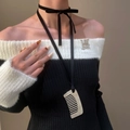Collar con colgante de peine plateado en cinta de terciopelo negro y jersey de rayas - Estilo de colgante de peine de acero inoxidable cepillado (Acero inoxidable ancho X877)