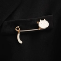 Süße weiße Katzenbrosche mit beweglichem Schwanz auf einer schwarzen Anzugtasche - Gold Weiße Emaille