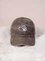 Dettaglio del ricamo a cuore e zampa su cappellino da baseball in cotone grigio lavato - Taglia unica / caffè