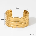 Goldener breiter Manschettenarmreif mit Wellenstruktur und hohlem Dreiecksmuster-Detail - Goldenes Armband (A1130)