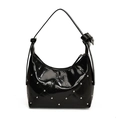 Schwarze glänzende PU-Hobo-Tasche mit Rautensteppung und silbernen Metallnieten-Details - Schwarz