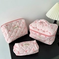 Set di tre pochette per cosmetici trapuntate a quadretti rosa in varie dimensioni - Quadretti Fiocco Rosa / Grande