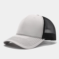 Detail van grijze twill stof en zwart gaas op een ademende trucker snapback pet - Verstelbaar / Lichtgrijs en zwart gaas