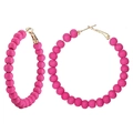Detailoverzicht van felroze kralen oorringen met gouden haken voor een zomerse vakantiestijl - Magenta Kralen Ring Stijl(#2)