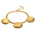 18K vergoldetes Edelstahlarmband mit drei Muschelanhängern vor einem neutralen weißen Hintergrund - Muschel-Armband / Gold