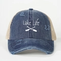 Dettaglio del ricamo Lake Life e pagaie su un berretto trucker vintage invecchiato - Taglia unica / Blu Navy (Rete Beige)