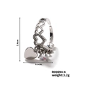 Macro-detailweergave van de hartvormige ring met zirkoon hanger en afmetingen - Verstelbaar Open / Zilver Heldere Hartstijl (R00094-4)