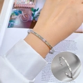 Bracelet jonc argenté minimaliste avec chiffres romains et diamant au poignet - Acier titane / Argenté