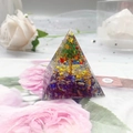 Christmas tree resin pyramid with green and red crystal stones on a floral background - Lapis Lazuli Sequins