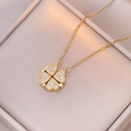 Goldene Kleeblatt-Herz-Halskette mit weißen Zirkonia auf einer Champagner-Schmuckbox - Roter Herzstil (X1235)