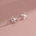 Macro detail of the silver snake-shaped earring with smooth metallic texture and shine - EH-449 (Platinum)