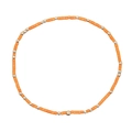 Minimalistisches Armband aus orangen Glasperlen mit polierten Silber-Zwischenperlen auf Weiß - Orange/Silberne Perlen