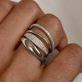 Nahaufnahme vierteiliges silbernes Stapelring-Set mit Zirkonia-Pavé-Verzierung - US 7 / Weißgold